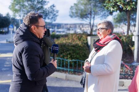 Predaja dobrodelne lesene jelke. Foto: Jaka Ivančič. 